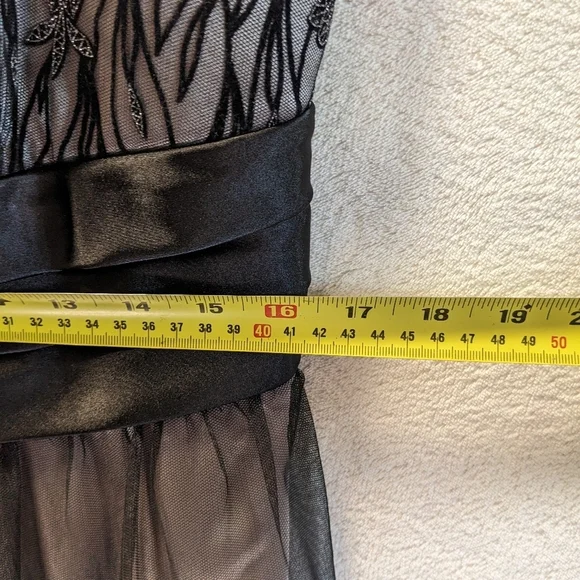 Elegant Laura Plus Black Lace Midi Dress Size Based On Measurements size 16 - Picture 6 of 8